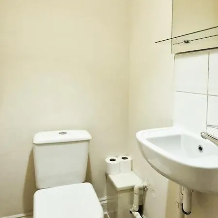 2 Bedroom Flat Close To Centre