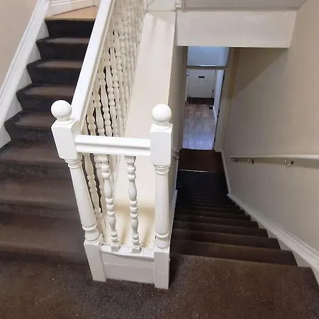 2 Bedroom Flat Close To Centre