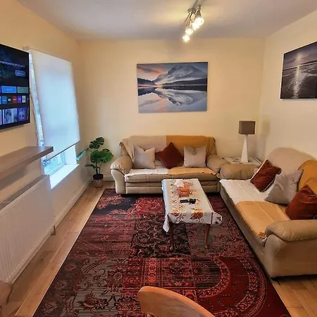 2 Bedroom Flat Close To Centre *