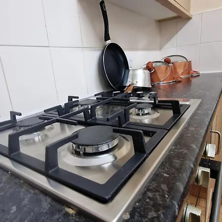 2 Bedroom Flat Close To Centre Appartement *